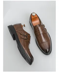 Detailansicht brauner Monkstrap-Schuhe mit einer einzigartigen Holzmaserung aus Leder