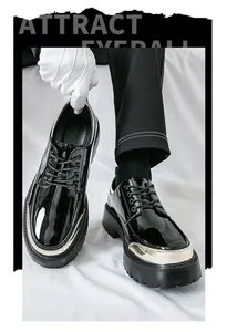 Vue détaillée de chaussures de ville en cuir verni noir avec bouts métalliques dorés