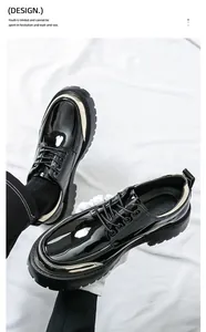 Gros plan de chaussures en cuir verni noir avec semelles crantées et liseré argenté.