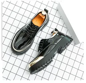 Gros plan de chaussures habillées noires en cuir verni pour hommes avec semelles crantées.