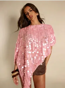 Eleganter rosa Pailletten-Poncho mit asymmetrischem Saum an einem Profi-Model.