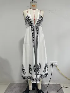 Komplette Ansicht eines weißen Maxikleids mit schwarzem Boho-Print und Neckholder