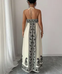 Detailansicht der Rückseite eines eleganten cremefarbenen Neckholder-Maxikleides mit Prints