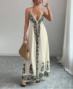 Elegantes Neckholder-Maxikleid mit schwarzem Ethno-Positionsdruck und tiefem V-Ausschnitt