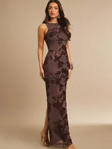 Elegant sleeveless maxi dress with floral embroidery and slim fit for formal events.