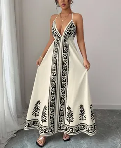 Elegantes weißes Neckholder-Maxikleid mit detailliertem schwarzem Paisley-Blumenmuster