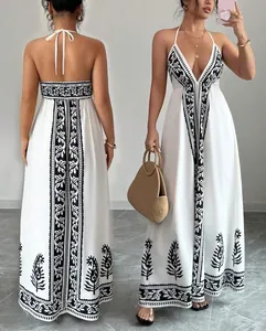 Vorder- und Rückansicht eines weißen Maxikleids mit schwarzem Blumenmuster und Neckholder.