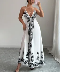 Elegantes weißes Neckholder-Maxikleid mit schwarzem Blumenmuster für den Sommer