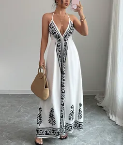 Elegantes weißes Neckholder-Maxikleid mit schicken schwarzen Boho-Blumenmustern für Sommer