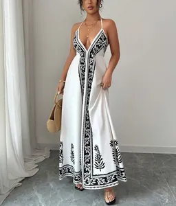 Elegantes weißes Sommer-Maxikleid mit schwarzem Blumendruck und tiefem V-Ausschnitt