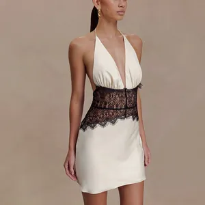 Dettaglio abito sottoveste in raso champagne con inserto in pizzo nero