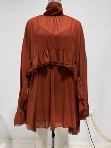 Elegante tweedelige chiffon jurk set in oranje met ruches, hoge kraag en lange mouwen