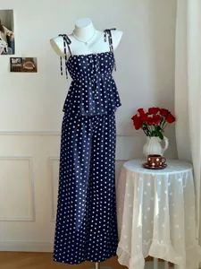 Elegantes zweiteiliges dunkelblaues Pyjama-Set mit Punkten, Camisole und weiter Hose