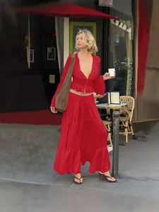 Rotes französisches Set aus Spitze und Chiffon mit V-Ausschnitt und langem Stufenrock