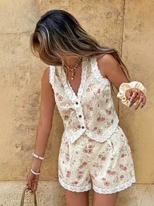 Elegantes zweiteiliges Blumenset mit V-Ausschnitt Weste und passenden Spitzenshorts