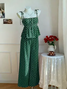 Vollansicht des grünen Polka-Dot-Sets aus Camisole und Hose an einer Schaufensterpuppe.