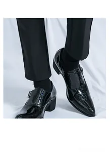 Vue détaillée de chaussures habillées noires en cuir verni pour hommes avec boucle élégante.