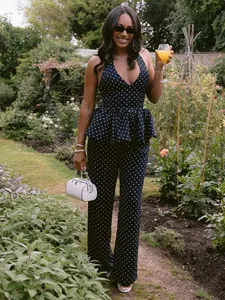 Elegante dames set met polka dot haltertop en wijde pijpen broek in de buitenlucht