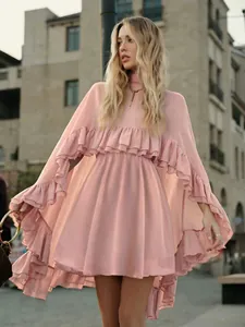 Detailopname van een roze chiffonjurk met ruches en cape-mouwen voor dames.