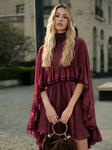 Gedetailleerd overzicht van bordeauxrode chiffon jurk met ruches en cape mouwen