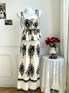 Elegantes Sommer-Set bestehend aus schwarz gemustertem Camisole-Top und weit geschnittener Hose