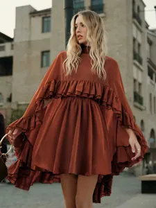 Elegante roestoranje tweedelige chiffon jurk met ruches cape en onderjurk