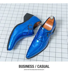 Vue détaillée de chaussures Monk strap bleu électrique brillant pour hommes avec texture
