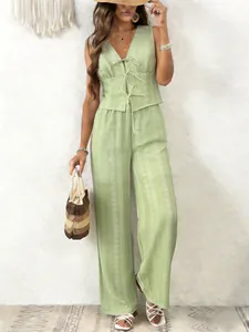 Boho-Set in Grün mit einer Weste zum Binden und einer floralen Weithose für Damen.
