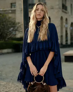 Elegante marineblauwe chiffon jurk met ruches cape-overlay in een buitenomgeving
