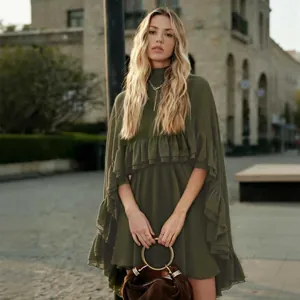 Elegante olijfgroene chiffon tweedelige jurk met gelaagde ruches en cape-stijl