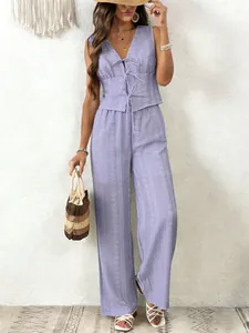 Boho-Set in Lila mit geschnürter Weste und weit geschnittener Hose mit Texturmuster