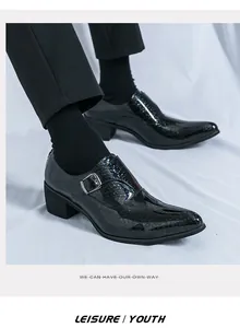 Vue détaillée de chaussures monk en cuir verni noir avec un talon épais élégant