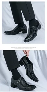 Gros plan de chaussures en cuir verni noir à bout pointu avec talon bloc et boucle.