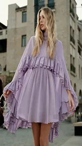 Elegante lavendelkleurige chiffon jurk met gelaagde ruches en een tweedelige set
