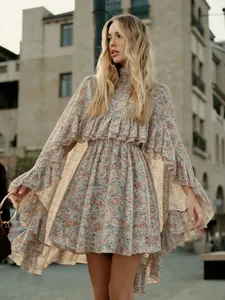 Detail van een elegante tweedelige bloemen chiffon jurk met ruches en hoge hals