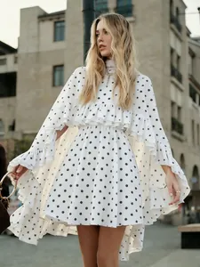 Elegante witte chiffon jurk met zwarte stippen en dramatische ruches aan de mouwen