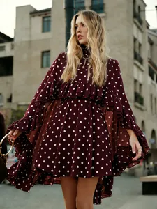 Elegante bordeauxrode chiffon jurk met stippen en prachtige ruches details