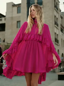 Detailopname van de gelaagde ruches van een levendige fuchsia chiffon jurk voor dames