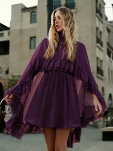 Detail van paarse chiffon tweedelige jurk met elegante ruches en stijlvolle hoge kraag.