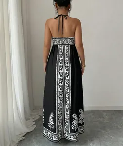Rückansicht eines sexy Halter-Maxikleides mit elegantem schwarz-weißem Muster