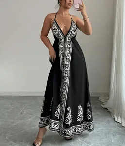 Elegantes Maxikleid mit Neckholder und schwarz-weißem Blumendruck für den Sommerurlaub
