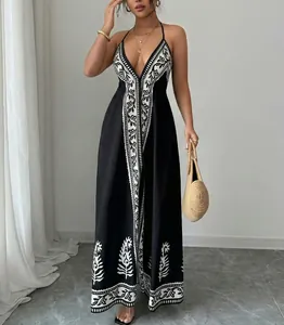Elegantes sommerliches Neckholder-Maxikleid mit Ethno-Print und tiefem V-Ausschnitt