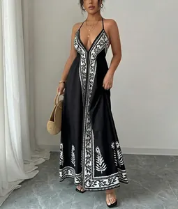 Detailansicht eines stylischen Maxikleides mit schwarz-weißem Print für den Sommer