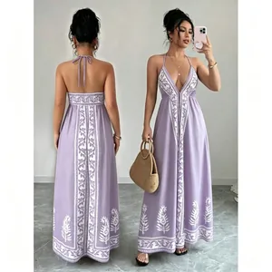Detaillierte Ansicht des lila Boho-Halter-Maxikleids mit Vorder- und Rückansicht
