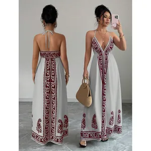 Detaillierte Vorder- und Rückansicht eines bedruckten Halter-Maxikleides im Boho-Stil