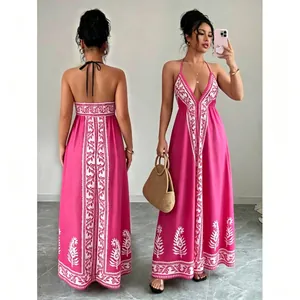 Detailansicht eines pinkfarbenen Boho-Maxikleids mit weißem Ethno-Druck und tiefem V-Ausschnitt