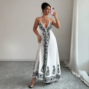 Elegantes weißes Neckholder-Maxikleid mit schwarzem Blumendruck und tiefem V-Ausschnitt