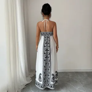 Elegantes weißes Halfter-Maxikleid mit aufwendigen schwarzen böhmischen Blumendrucken.