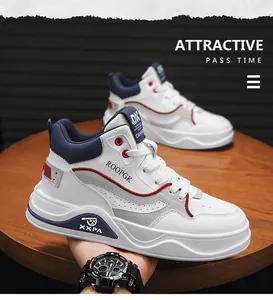 Dettaglio di eleganti sneaker da uomo alte con suole spesse in bianco e blu navy