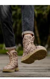 Wanderschuhe für Herren mit digitalem Camouflage-Muster auf einem Waldweg aus Holz